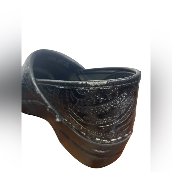 Dansko Black Professional Clog Tooled Leather Embossed Engraved Shoe Size 40 - Picture 3 of 14